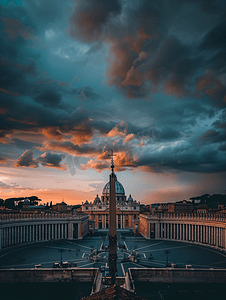 梵蒂冈广场和圣彼得教堂十字架在多云的天空上