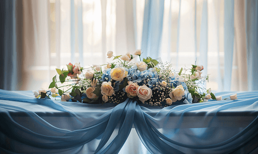 婚礼主席团一张质朴的新婚夫妇餐桌上面有蓝色的布和鲜花