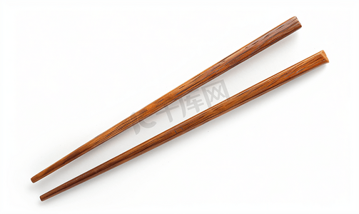 白色孤立背景顶视图上的两根木筷子