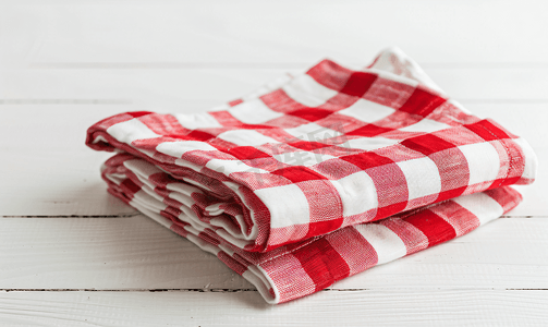 白色背景中的白色红色方格厨房毛巾