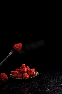 水果叉草莓黑色背景