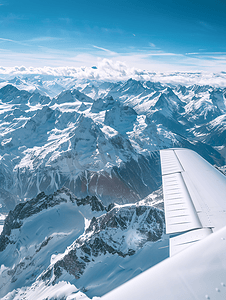 滑翔机飞越恩加迪纳的瑞士阿尔卑斯山冰川景观