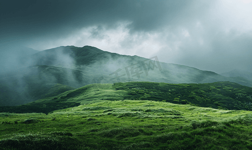 山丘上方低垂的雨云景观照片