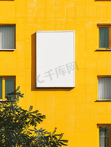 黄色信息摄影照片_黄色建筑上的模拟白色背景广告牌