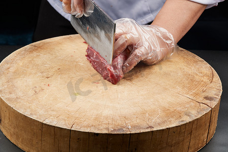 火锅节dm摄影照片_厨师运用精湛刀工分切的鲜食牛肉