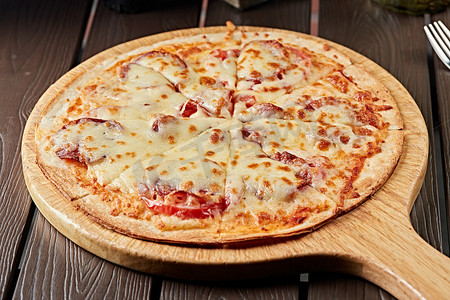 一个卡通披萨摄影照片_意大利芝士蔬菜培根披萨