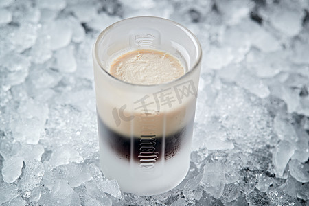 雪顶饮料摄影照片_美式雪顶奶油烈酒百利甜咖啡