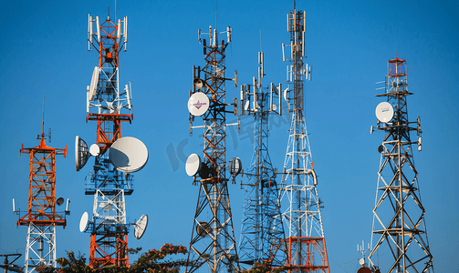 手机信号塔摄影照片_无线电发射机手机天线和通信塔有蓝天背景