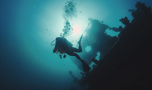 红海翁布里亚沉船上的水肺潜水员剪影