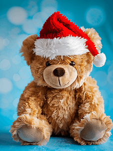 戴着红色圣诞帽的可爱棕色小泰迪熊