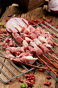 新疆彩棉摄影照片_生鲜羊肉穿制的新疆红柳枝羊肉串