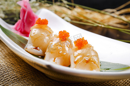 蟹子寿司摄影照片_照烧带子蟹子手握寿司摆放在寿司帘上