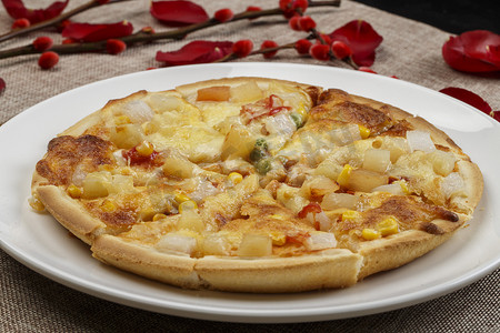 手绘披萨插画摄影照片_白色瓷盘装的自制玉米火腿披萨