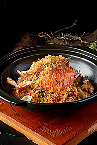 肥汁米线摄影照片_东南亚美食砂锅螃蟹炒米粉