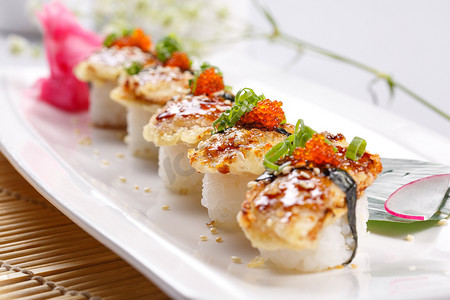 寿司食物摄影照片_鳗鱼天妇罗手握寿司摆放在寿司帘上