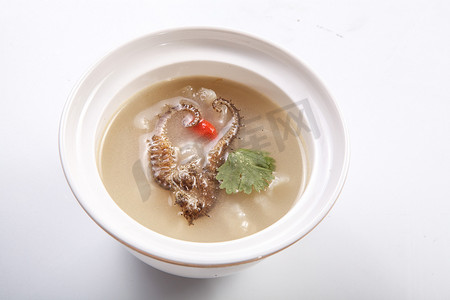 白色瓷汤盅装的花胶海马汤