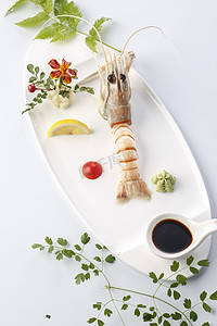 精美餐具装的南极鳌虾刺身