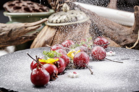 巧克力流芯摄影照片_木糖醇撒樱桃造型果味巧克力