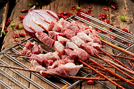 红柳羊肉串摄影照片_生鲜羊肉穿制的新疆红柳枝羊肉串