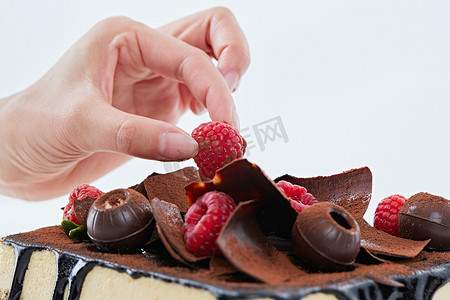 慕斯蛋糕蛋糕摄影照片_可可撒粉黑巧克力奶酪慕斯蛋糕