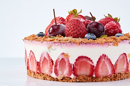鲜水果点缀的鲜奶慕斯草莓烤坚果生日蛋糕