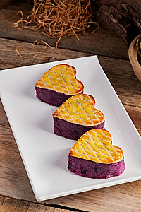 薯泥摄影照片_白色瓷盘装的茶餐烘焙酥皮心形紫薯泥