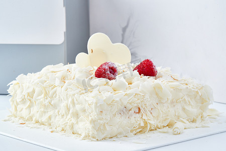 生日蛋糕蛋糕摄影照片_草莓白巧克力榴莲慕斯生日蛋糕