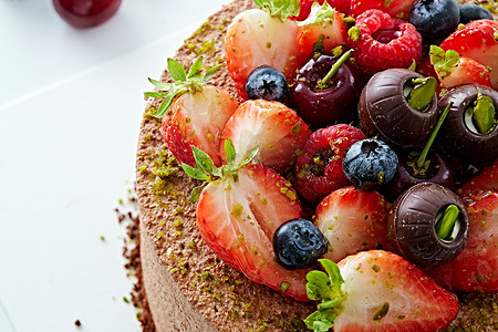 樱桃蓝莓摄影照片_鲜果黑森林巧克力慕斯蛋糕