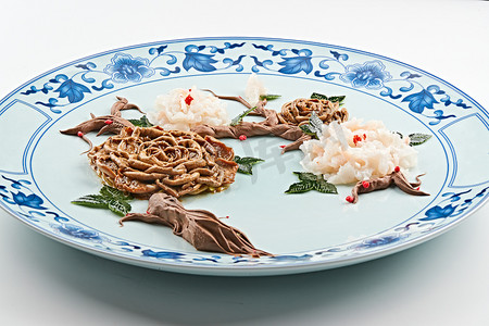 青花瓷盘装的迎宾菜牡丹花开口蘑富贵虾