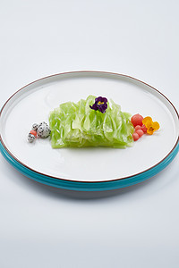 蔬菜莴笋摄影照片_白色瓷盘装的的凉拌青莴笋