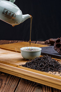 高级桌布底纹摄影照片_高级白瓷茶具装的沏好的普洱红茶