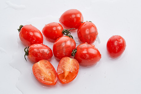 果蔬水摄影照片_白色背景上摆放的鲜红圣女果