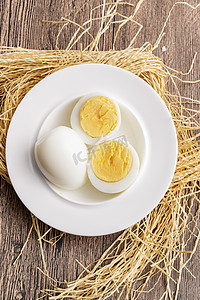 文字底板摄影照片_木质底板上的白瓷碟装着的蛋黄绵密蛋白细嫩的特产由鸡蛋