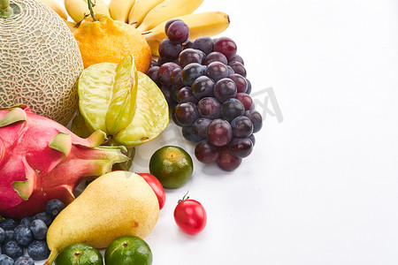 白色背景上摆放的生鲜混合水果