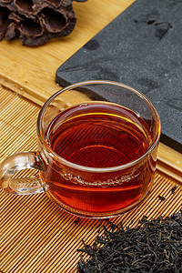 高级白瓷茶具装的沏好的普洱红茶