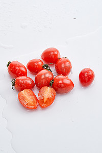 果蔬水摄影照片_白色背景上摆放的鲜红圣女果