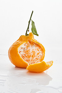 新鲜的桔子摄影照片_白色背景上摆放的新鲜丑橘