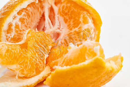 白色背景上摆放的新鲜丑橘