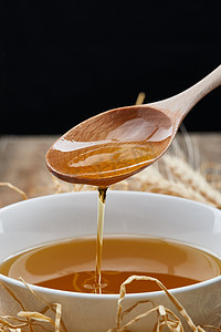 褐色液体摄影照片_芳香四溢营养健康的胡麻亚麻籽食用油特写