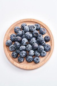 蓝宝石素材摄影照片_白色背景上摆放的水润新鲜蓝莓果