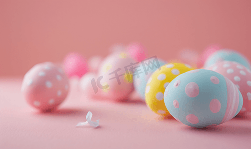 粉红色背景鸡蛋的复活节概念