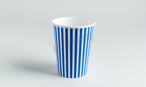 咖啡饮料杯摄影照片_白色背景上孤立的一次性蓝色条纹杯