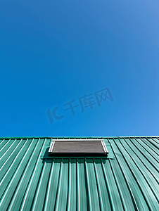 家居背景窗户摄影照片_绿色屋顶山墙的对称细节照片显示通风板和蓝天