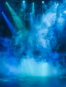 乔迁蓝色系摄影照片_蓝色舞台马戏团烟雾和蓝色垂直背景上投影仪发出的绿色光束