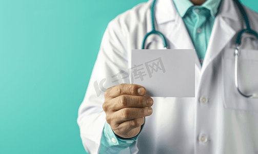 医生持有一张带有术语慢性病医学概念图像的卡片