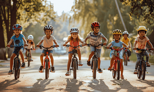 一群快乐的孩子在街上安全地骑自行车