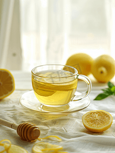 桌上的蜂蜜柠檬绿茶