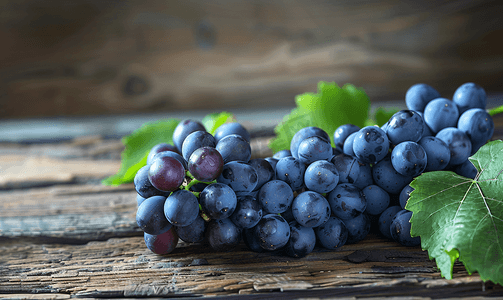 成熟葡萄摄影照片_旧木背景上的成熟葡萄