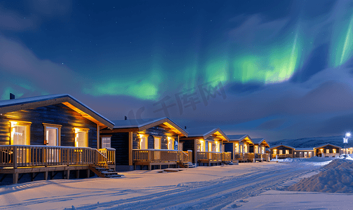 努克郊区的一排小屋和绿色北极光
