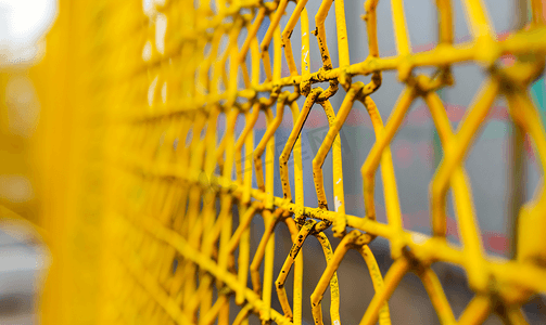 建筑黄色围栏